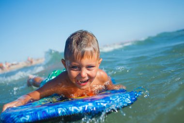 Çocuk surfboard ile eğlenceli vardır.
