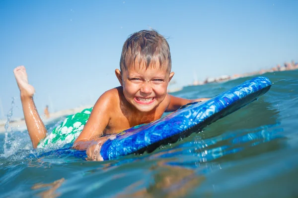 Boy has fun with the surfboard — Stock Photo, Image