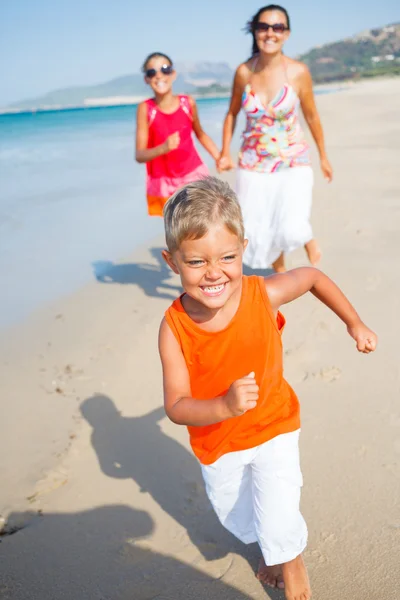 Lindo chico con hermana y madre en la playa — Foto de Stock