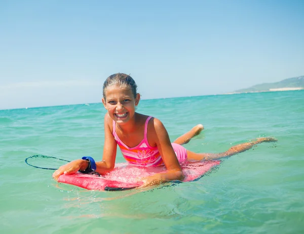 Letní dovolená - surfař holka. — Stock fotografie