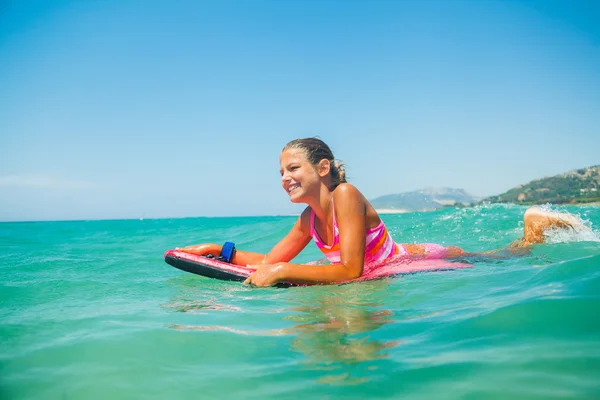 Vacaciones de verano - chica surfista . —  Fotos de Stock