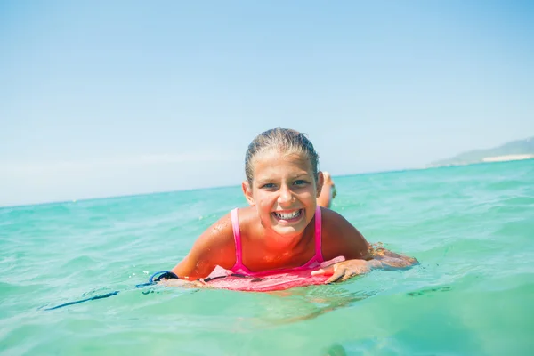 Férias de verão - menina surfista . — Fotografia de Stock