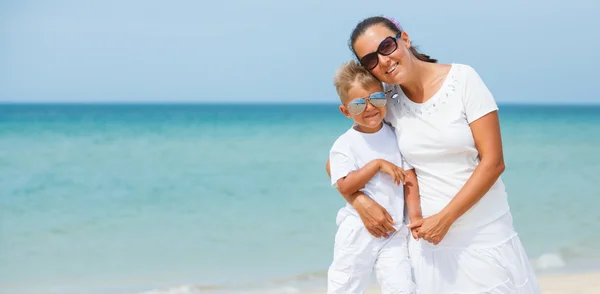 Mãe e filho se divertindo na praia — Fotografia de Stock