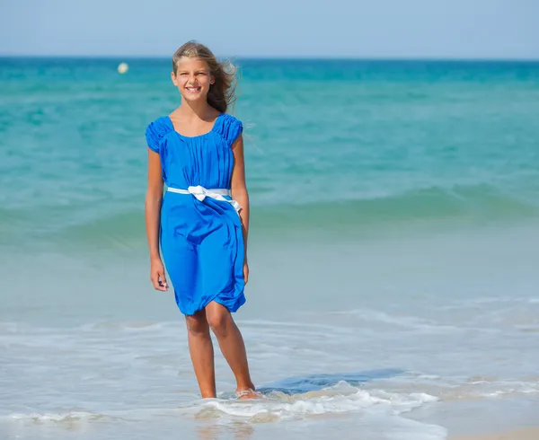 Gadis cantik di pantai — Stok Foto