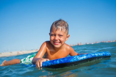 Çocuk surfboard ile eğlenceli vardır.
