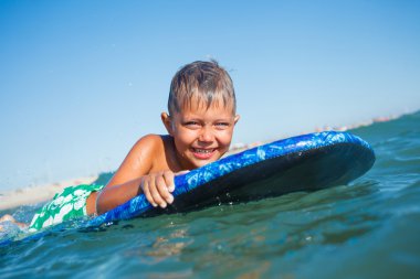 Çocuk surfboard ile eğlenceli vardır.