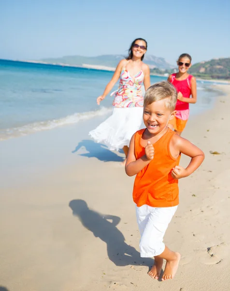 Lindo chico con hermana y madre en la playa — Foto de Stock