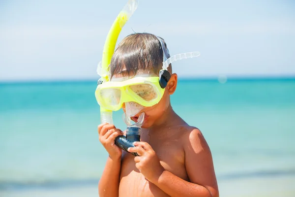Gelukkige jongen op strand — Stockfoto