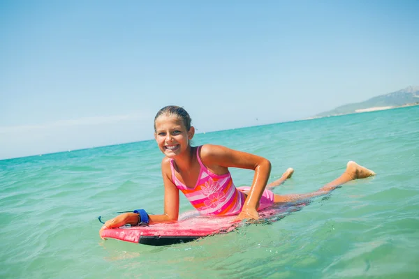 Vacaciones de verano - chica surfista . —  Fotos de Stock