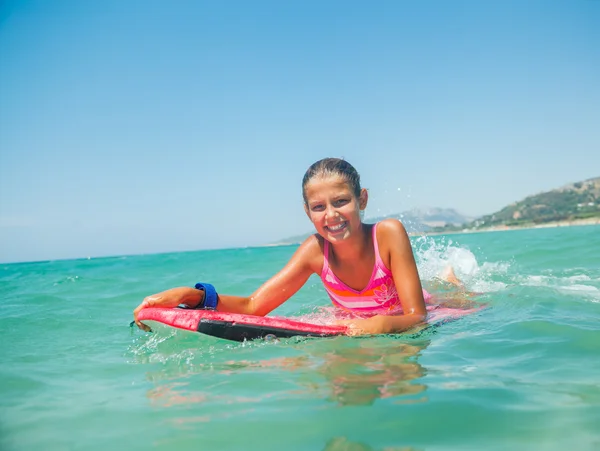 Férias de verão - menina surfista . — Fotografia de Stock