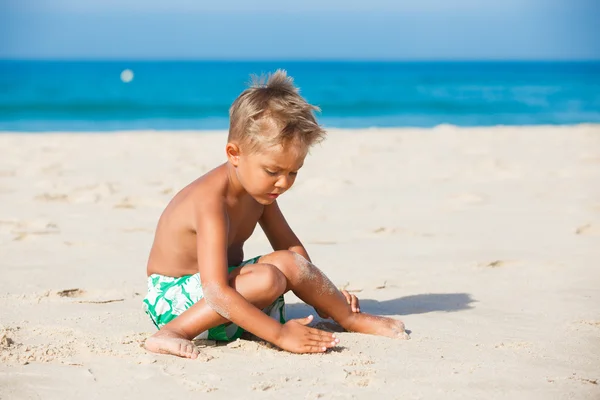 Junge am Strand — Stockfoto