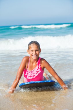 yaz tatili - sörfçü kız.