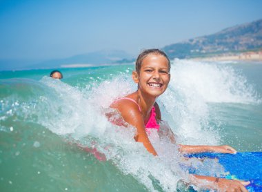 yaz tatili - sörfçü kız.