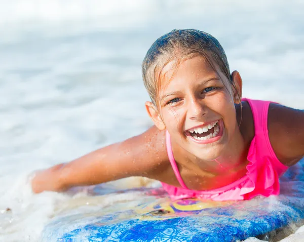 Vacaciones de verano - chica surfista . — Foto de Stock