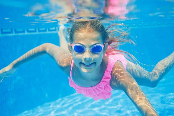 Mädchen unter Wasser — Stockfoto