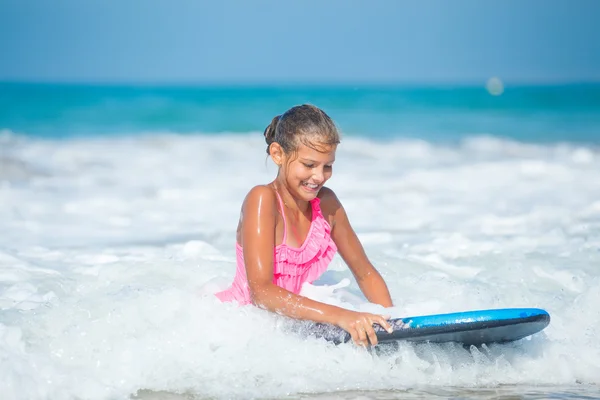 Sommerferien - Surfermädchen. — Stockfoto