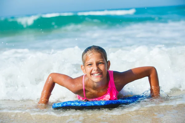 Sommerferien - Surfermädchen. — Stockfoto