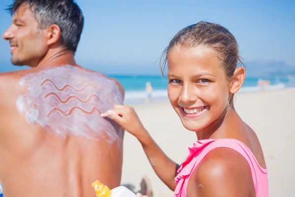 Applying sun cream — Stock Photo, Image