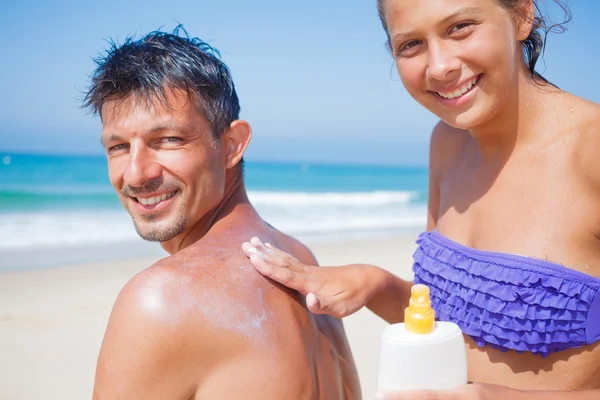 Applying sun cream — Stock Photo, Image