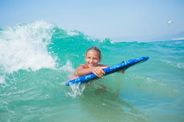 Férias de verão - menina surfista . — Fotografia de Stock