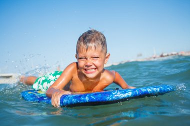 Çocuk surfboard ile eğlenceli vardır.