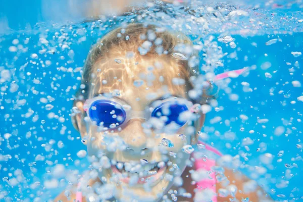 水中の女の子 — ストック写真