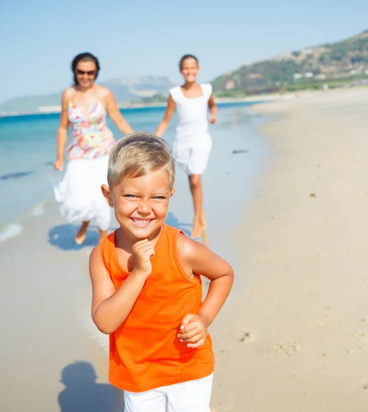 Garçon mignon avec sœur et mère sur la plage — Photo