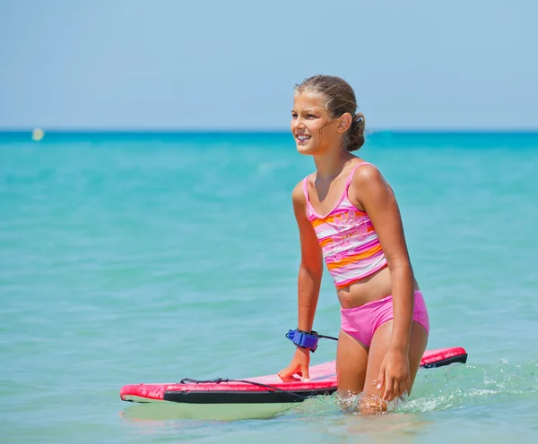 Flickan har kul med surfbräda — Stockfoto