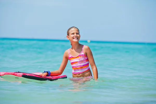 Mädchen hat Spaß mit dem Surfbrett — Stockfoto