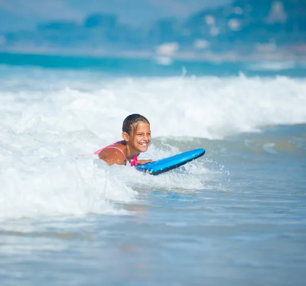 Zomervakantie - surfer girl. — Stockfoto