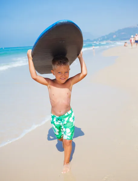 Boy has fun with the surfboard — Stock Photo, Image