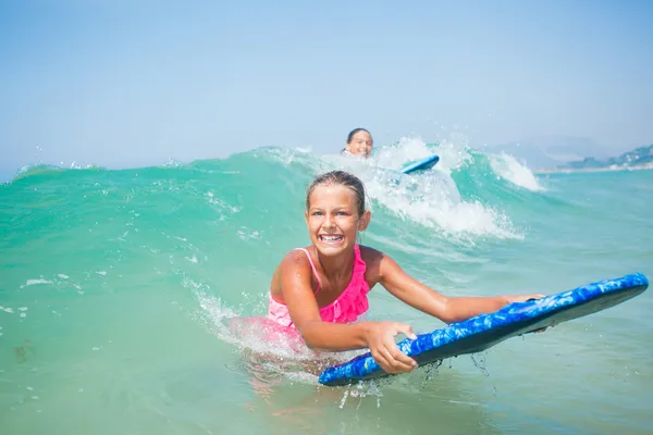 Sommerferien - Surfermädchen. — Stockfoto