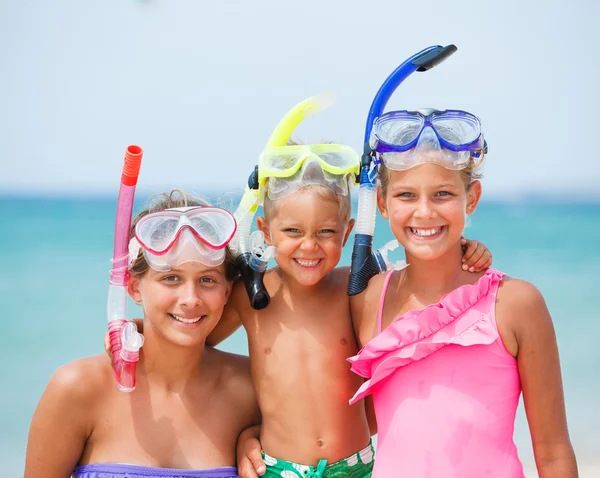 Trzy szczęśliwe dzieci na plaży... — Zdjęcie stockowe