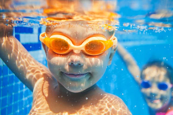 Onderwater jongen — Stockfoto