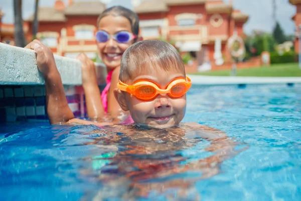 Activités sur la piscine — Photo