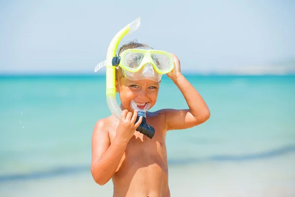 Glücklicher Junge am Strand — Stockfoto