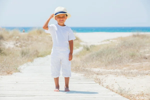 Schattige jongen op het strand — Stockfoto