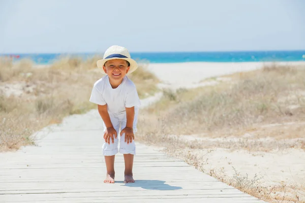 Sevimli çocuk sahilde — Stok fotoğraf