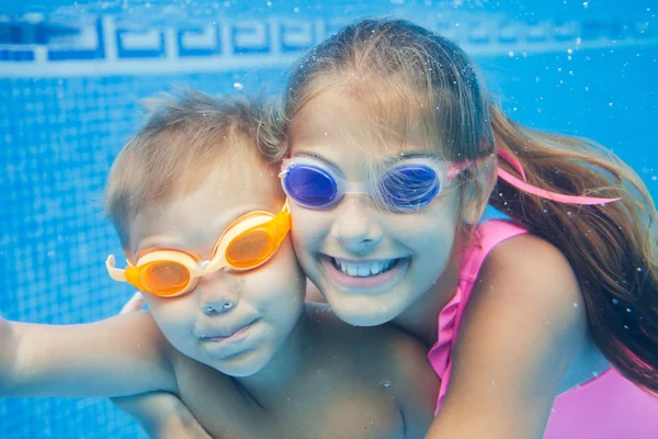 Onderwater portret kinderen — Stockfoto