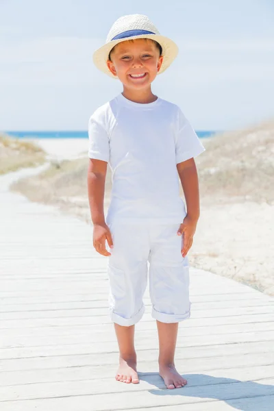 Милий хлопчик на пляжі — стокове фото