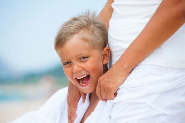 Pojke på stranden — Stockfoto