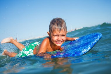 Çocuk surfboard ile eğlenceli vardır.