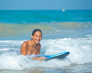 yaz tatili - sörfçü kız.