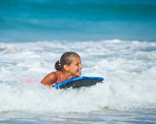 Vacaciones de verano - chica surfista . —  Fotos de Stock