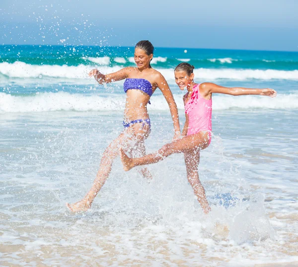 Meninas correndo praia — Fotografia de Stock