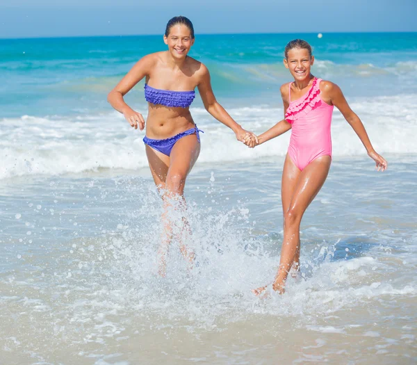 Tjejer kör beach — Stockfoto