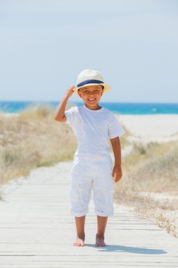 sevimli çocuk sahilde