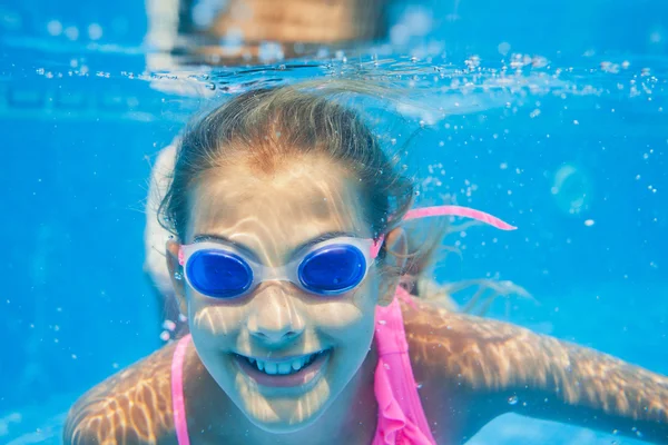 Chica bajo el agua — Foto de Stock