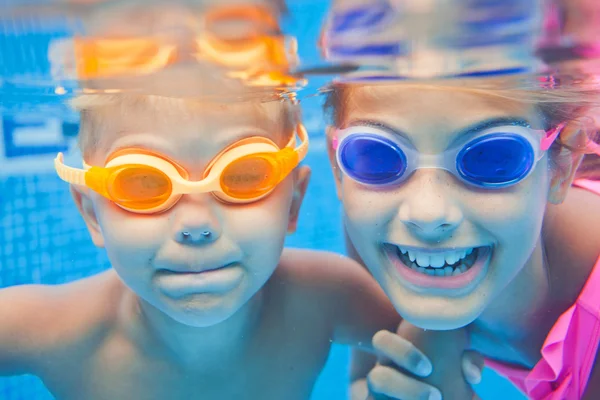 Ritratto subacqueo bambini — Foto Stock