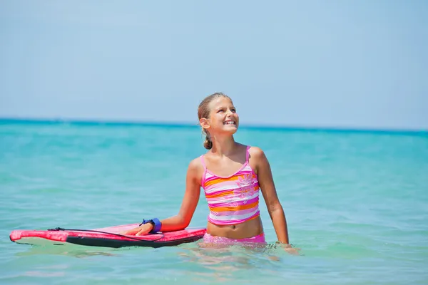 Kız surfboard ile eğlenceli vardır. — Stok fotoğraf